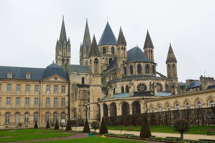 Private Custom Tour with a Local Guide in Caen