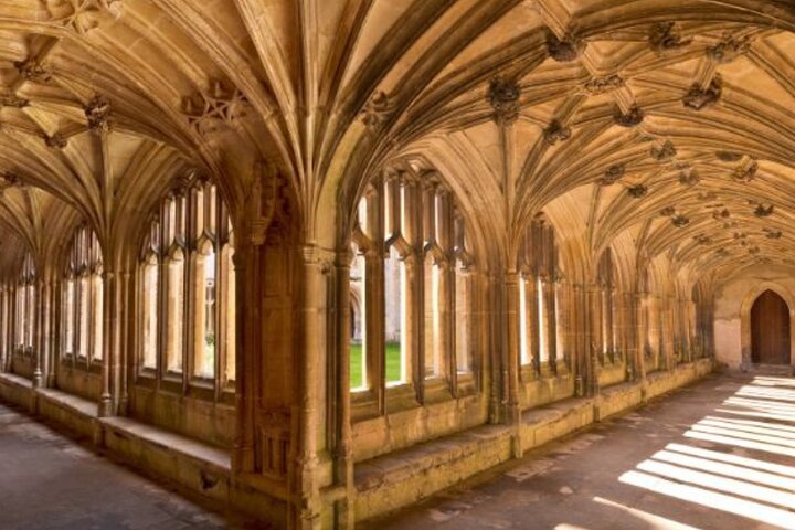 Stonehenge and Cotswold Villages Full-day Tour from Bristol