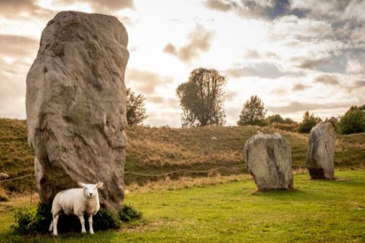 Stonehenge and Cotswold Villages Full-day Tour from Bristol