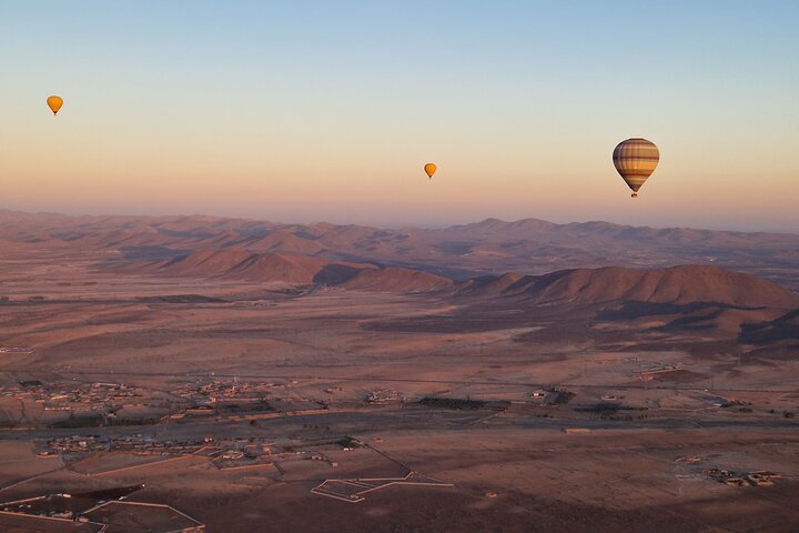 Hot air balloon flight at sunrise in Marrakech breakfast