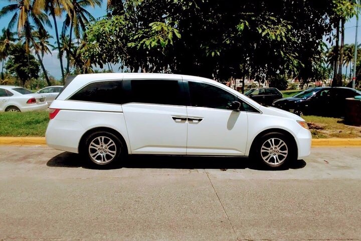 Guernsey Airport (GCI) to St. Peter Port-Arrival Private Transfer
