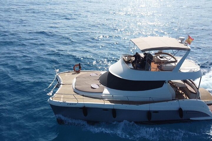 Puerto del Carmen: Catamaran Trip with Water Sports