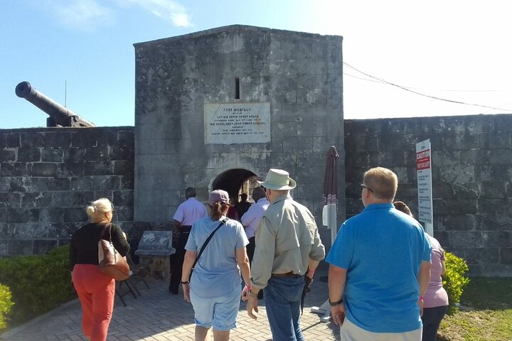 Nassau's Half Day Bus City Tour: Guided Tour with Free Samples