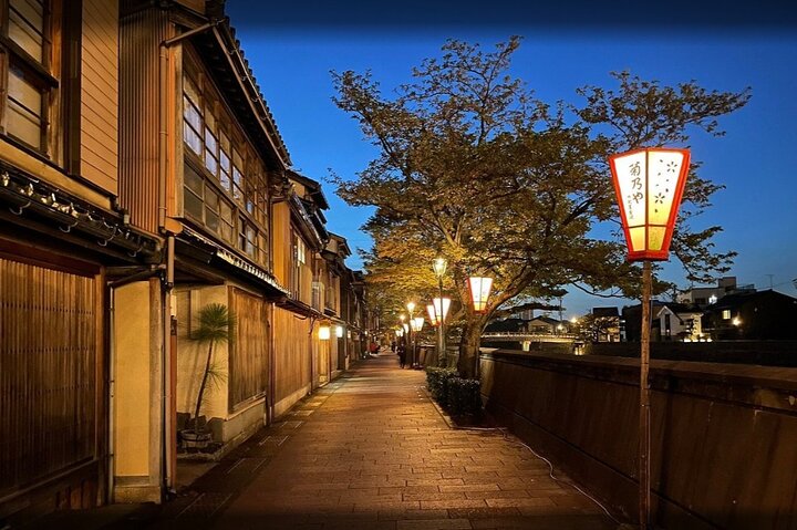 Kanazawa Night Tour with Local Meal and Drinks