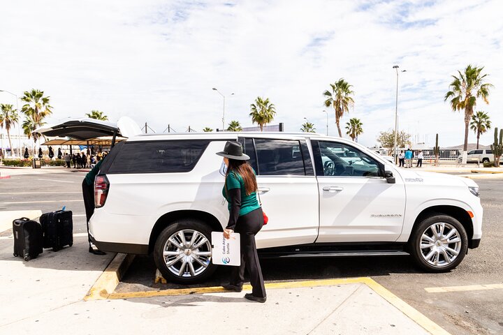 Private SUV Round-Trip from Airport to Hotels in Cabo San Lucas