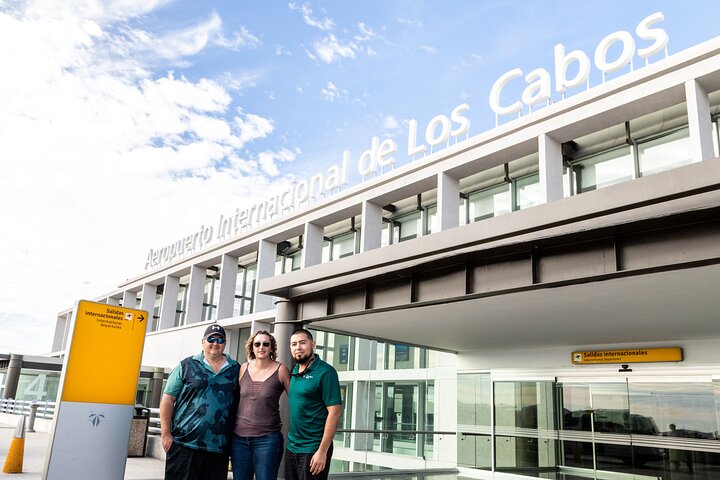 Private SUV Round-Trip from Airport to Hotels in Cabo San Lucas