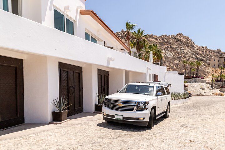 Private SUV Round-Trip from Airport to Hotels in Cabo San Lucas