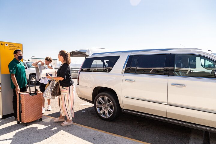 Private SUV Round-Trip from Airport to Hotels in Cabo San Lucas