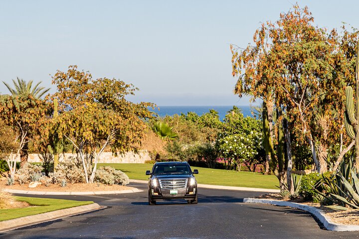Private SUV Round-Trip from Airport to Hotels in Cabo San Lucas