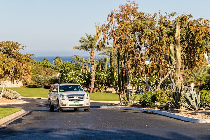 Private SUV Round-Trip from Airport to Hotels in Cabo San Lucas