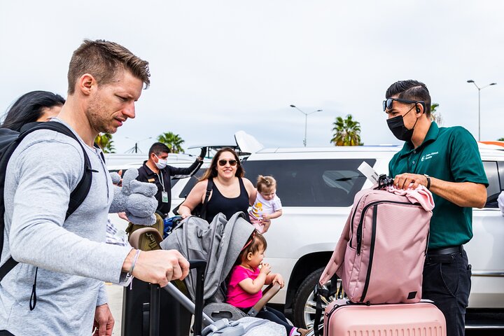 Private SUV Round-Trip from Airport to Hotels in Cabo San Lucas