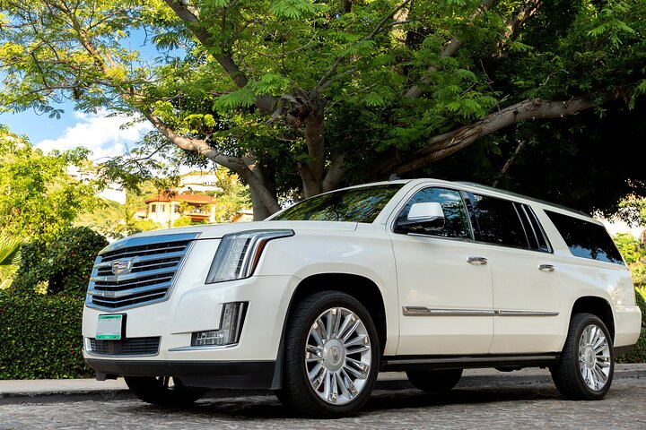Private SUV Round-Trip from Airport to Hotels in Cabo San Lucas