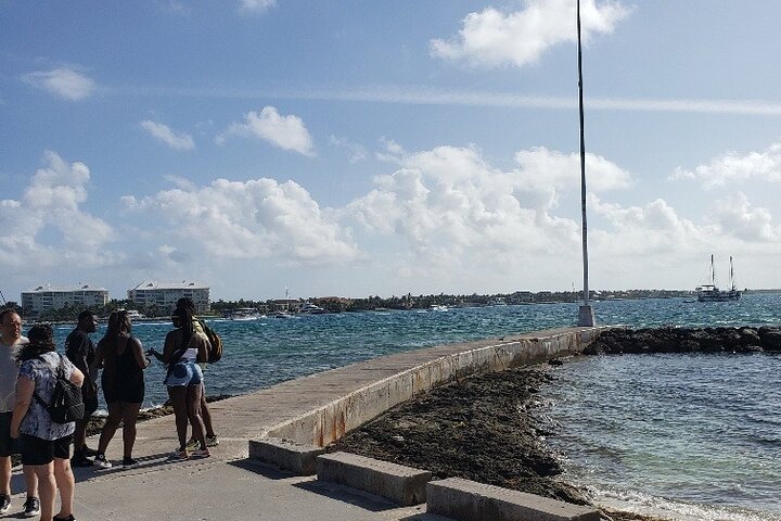 Nassau's Half Day Bus City Tour: Guided Tour with Free Samples