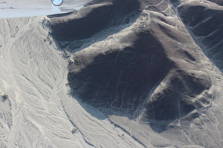 Overflight Lineas de Nasca Aerial view!