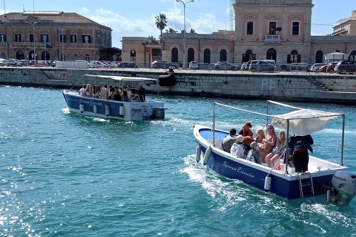 Private boat tour with prosecco and fresh fruit