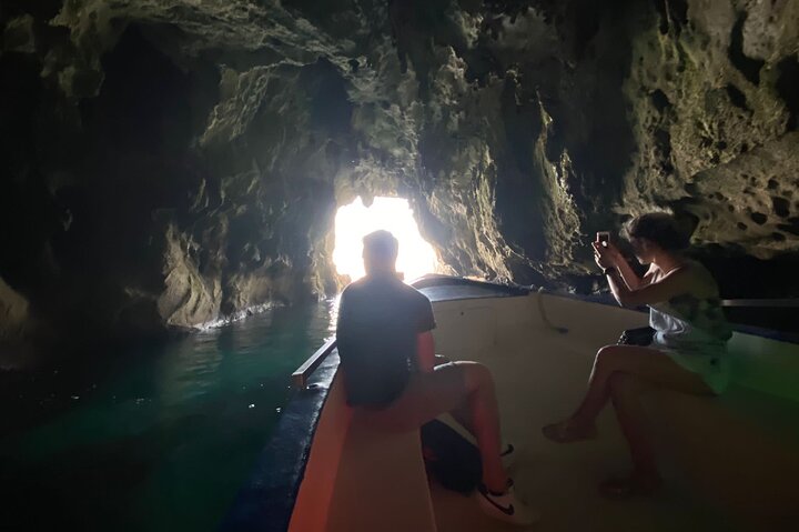Private boat tour with prosecco and fresh fruit