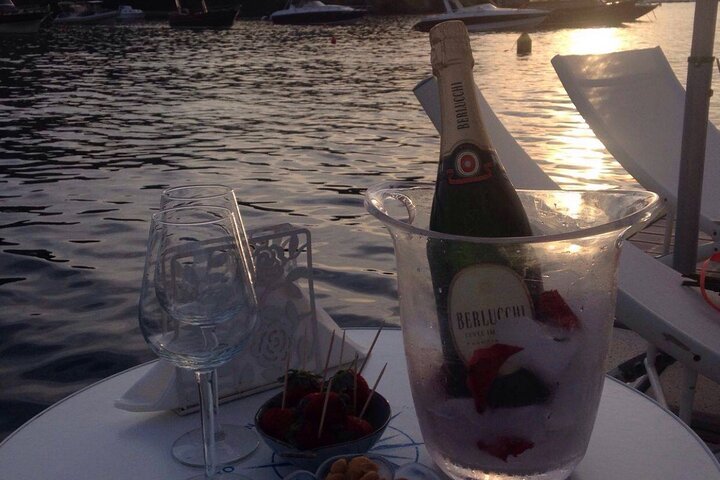 Private boat tour with prosecco and fresh fruit