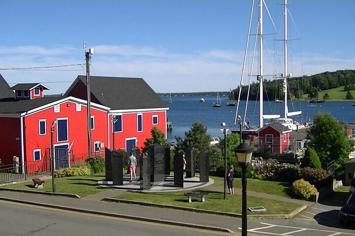 Peggy's Cove and Lunenburg Tour (small group)