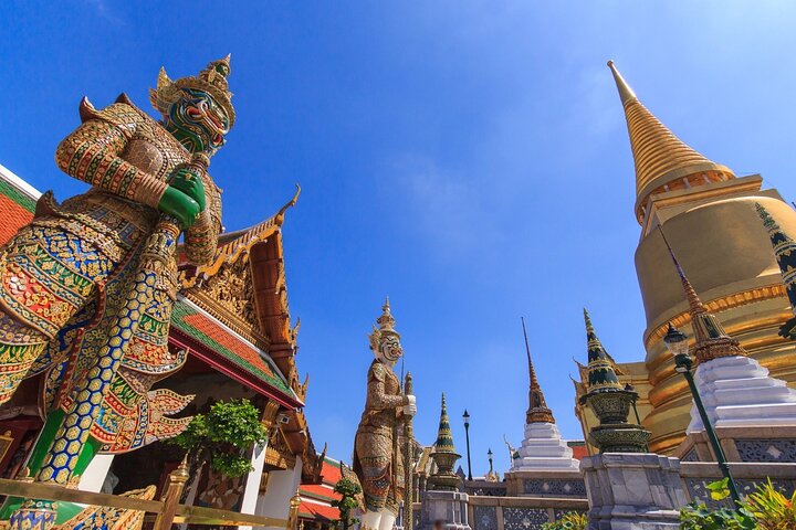 Grand Palace & Temples of Bangkok with experienced guide