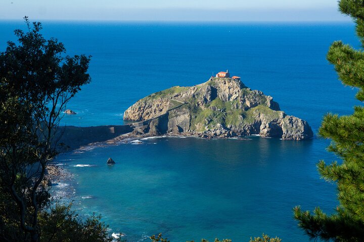 Bilbao: Gaztelugatxe, Bermeo, Mundaka and Gernika with Txakoli