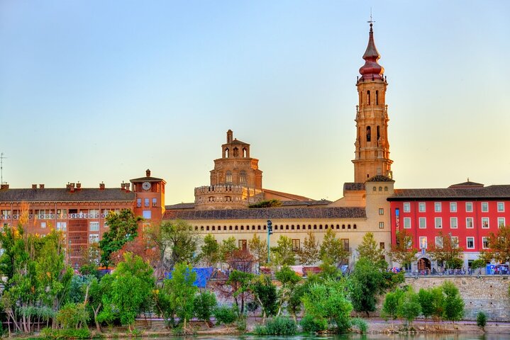 Private custom tour with a local guide Zaragoza