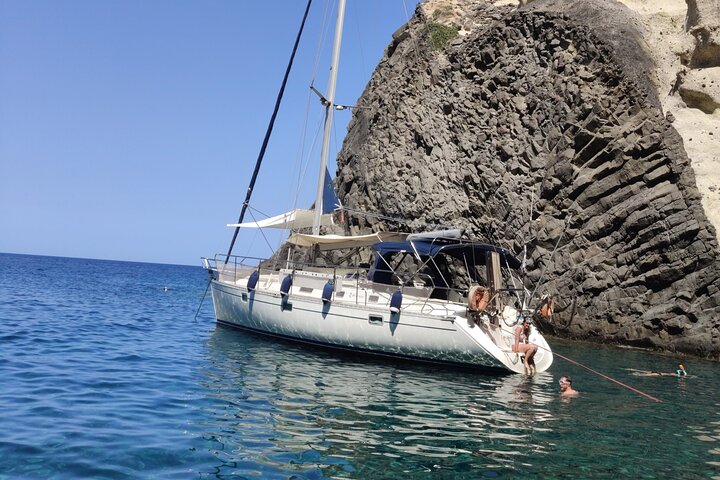 Milos oneiro-kleftiko sailing experience with local guide