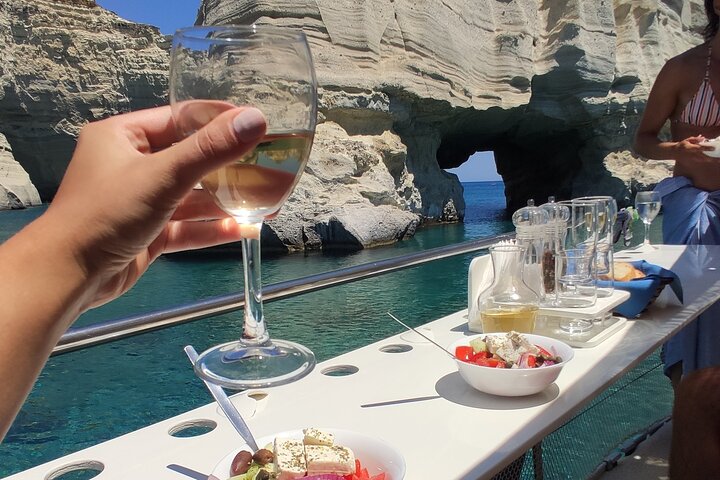 Milos oneiro-kleftiko sailing experience with local guide