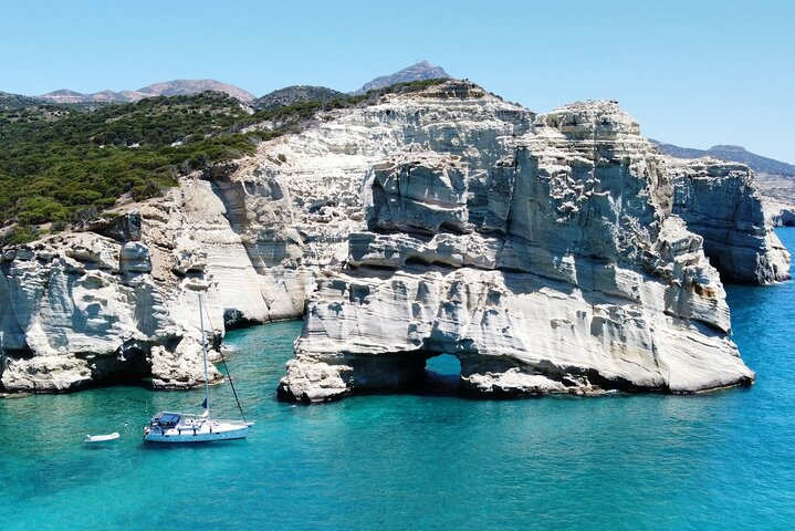 Milos oneiro-kleftiko sailing experience with local guide