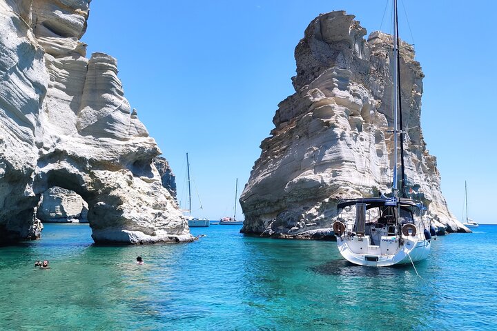 Milos oneiro-kleftiko sailing experience with local guide