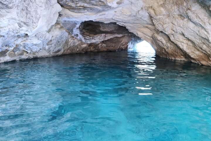 Milos oneiro-kleftiko sailing experience with local guide