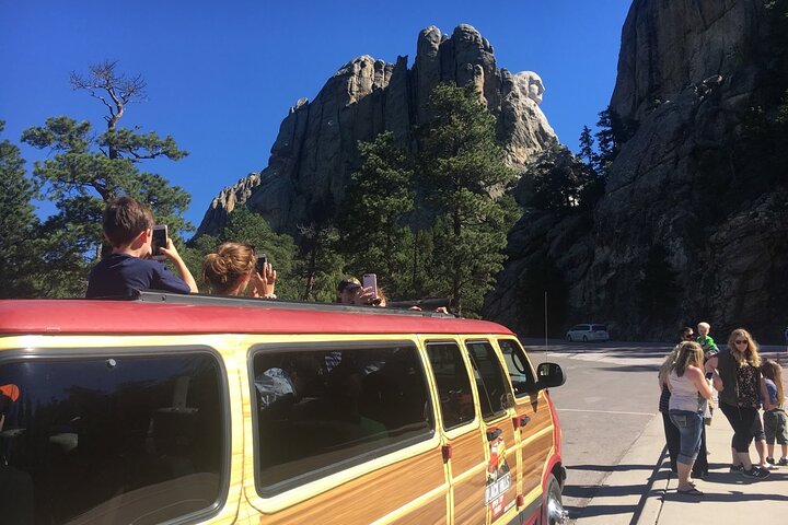 Mt Rushmore Night Ceremony and Tour - with Tunnels and Stargazing