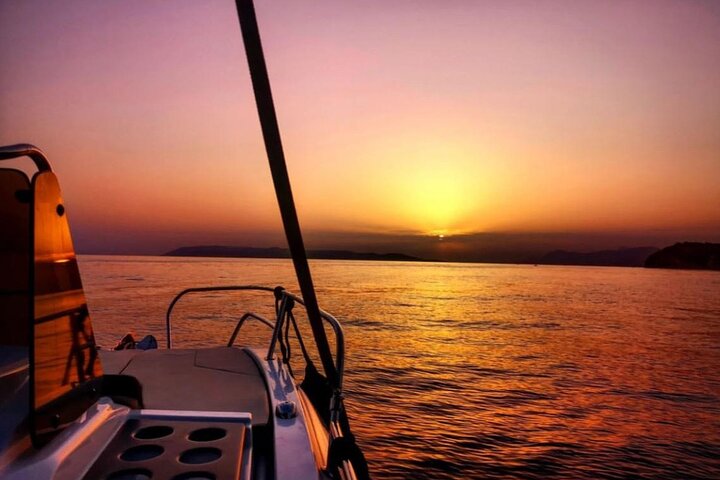 Makarska Sunset Speedboat Tour & Swim Stop on Brač