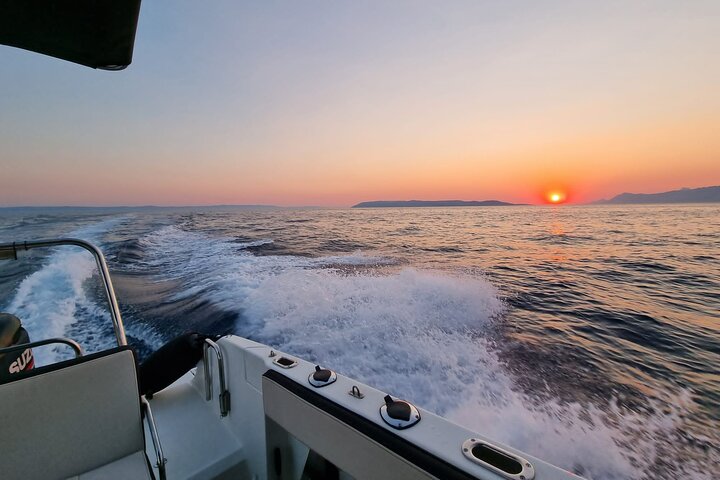 Makarska Sunset Speedboat Tour & Swim Stop on Brač
