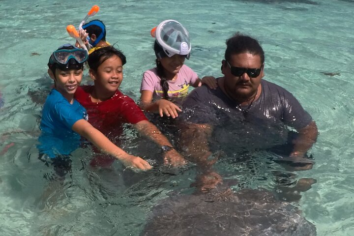 Snorkeling excursion and encounter with marine fauna in Moorea