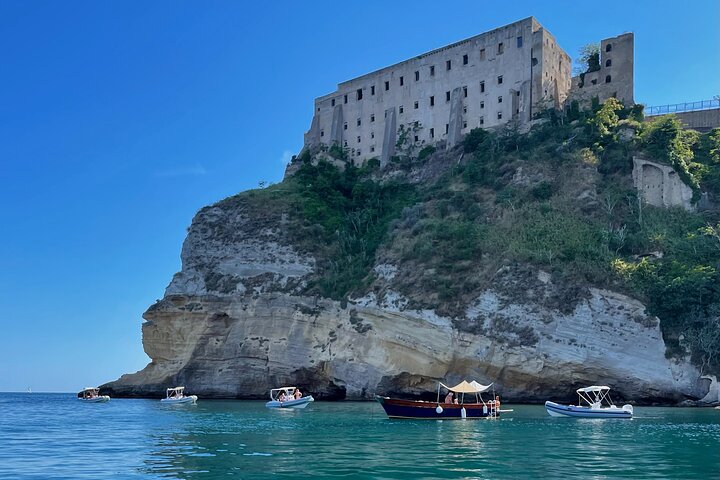 5h Day boat tour to discover Procida and/or Ischia Private