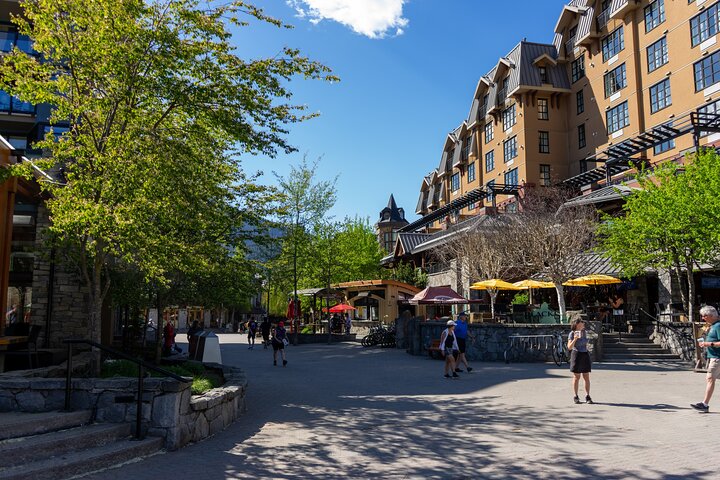 Whistler Tour with Shannon Falls and Sea to Sky Gondola