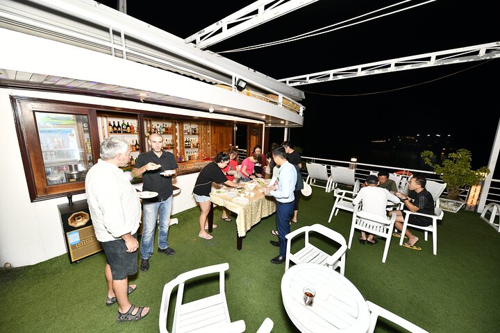 Sapphire Cruise Luxury Halong Bay Cruise Seaview Balcony Cabin