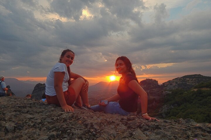 Majestic Sunset Meteora Tour with Local Guide