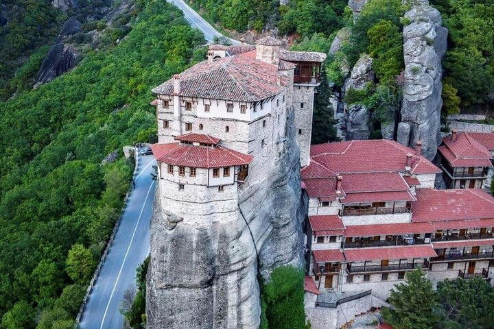 Majestic Sunset Meteora Tour with Local Guide