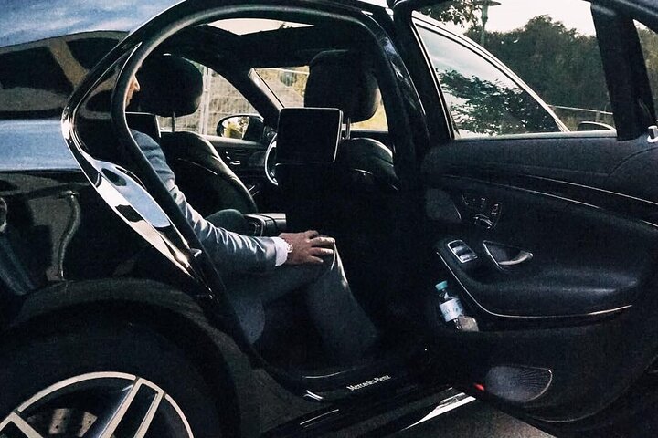 Arrival Transfer: Berlin Airport BER to Berlin in Business Car