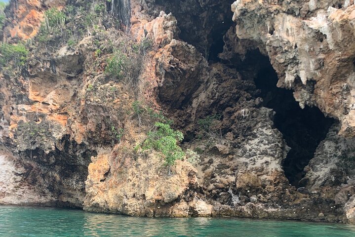 Morning Clear Kayak Tour to Little Bay + Snorkeling