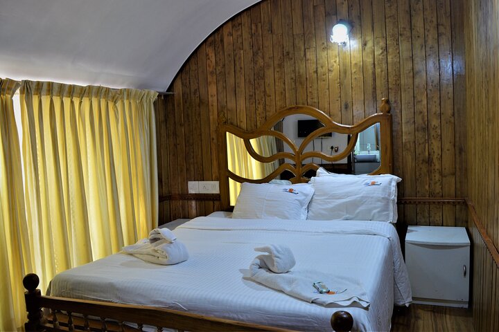 21hrs Houseboat Tour through Alleppeys Serene Canals & Local Life