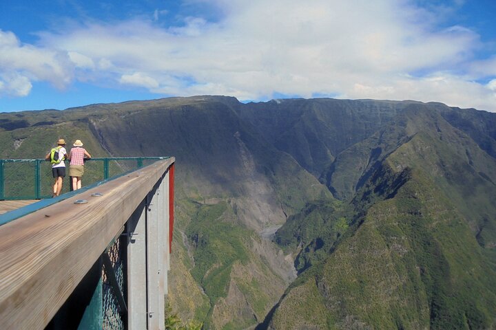 Day tour of the mountains to the Volcano + breakfast