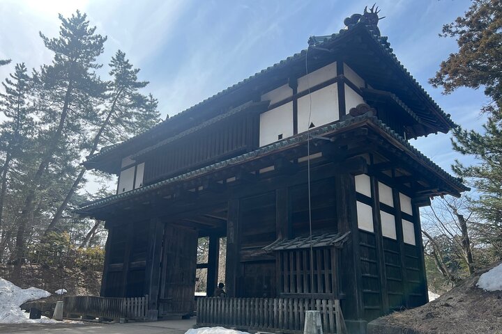 Half-Day Hirosaki Castle and Samurai house Tour with Guide