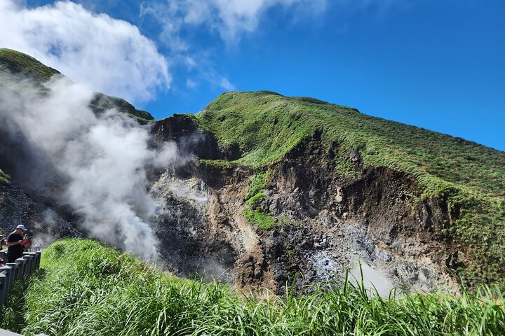 Yamingshan Volcano, Beitou Thermal Valley, Danshui Private Tour