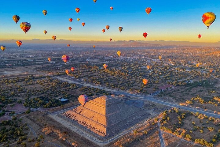 Balloon flight + Breakfast in cave + Pyramids + Pick up CDMX.