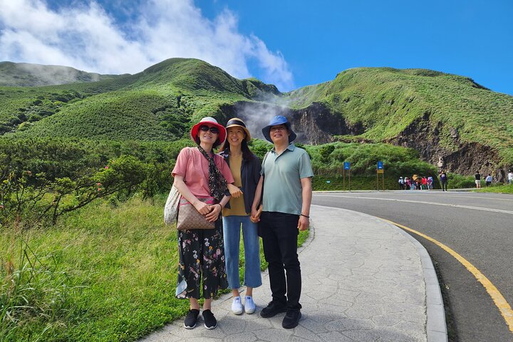 Yamingshan Volcano, Beitou Thermal Valley, Danshui Private Tour