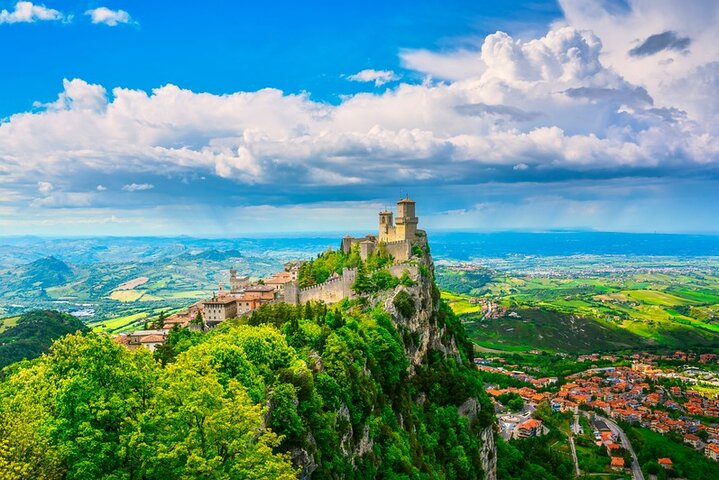 Private Walking Tour in San Marino: Historic Towers