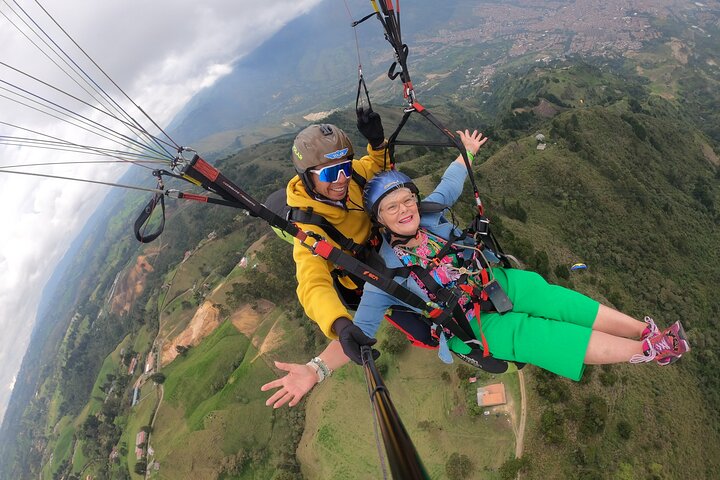 Paragliding tour in Medellín, fly and live a great experience