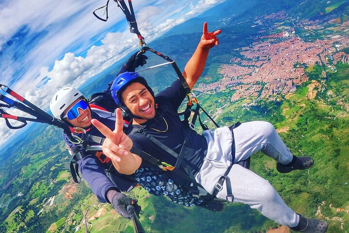 Paragliding tour in Medellín, fly and live a great experience